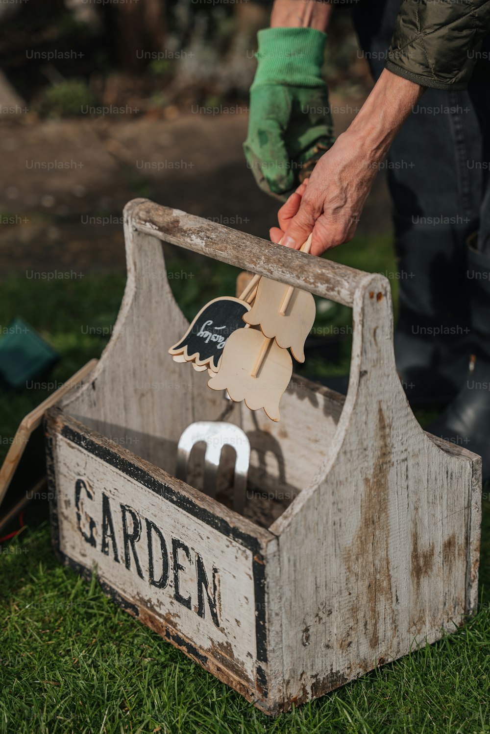 草の上の古い木製の庭の道具箱
