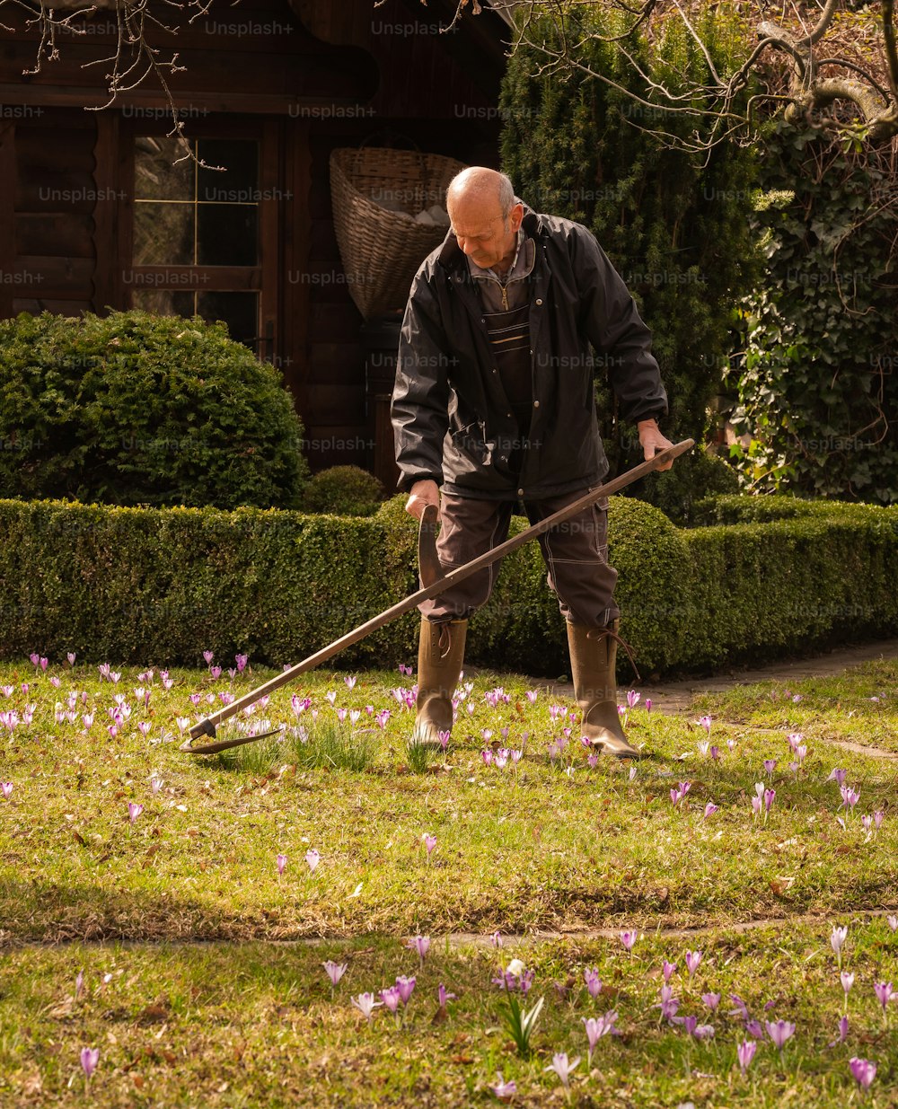 Un uomo con un attrezzo da giardino in mano