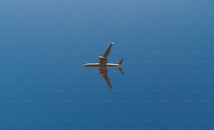 um avião está voando no céu azul