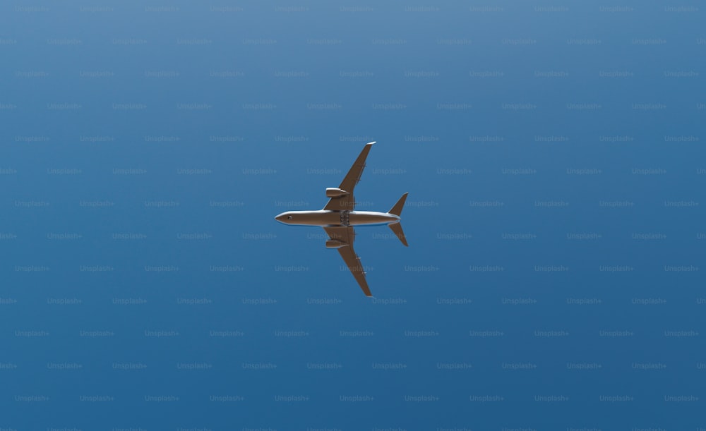 Un aereo vola nel cielo blu