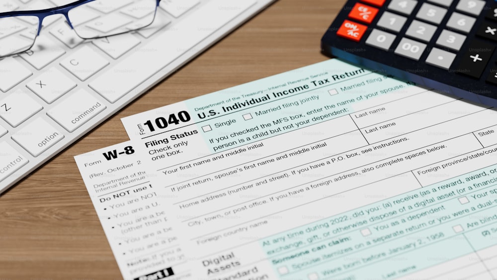um close up de um formulário de imposto com uma calculadora