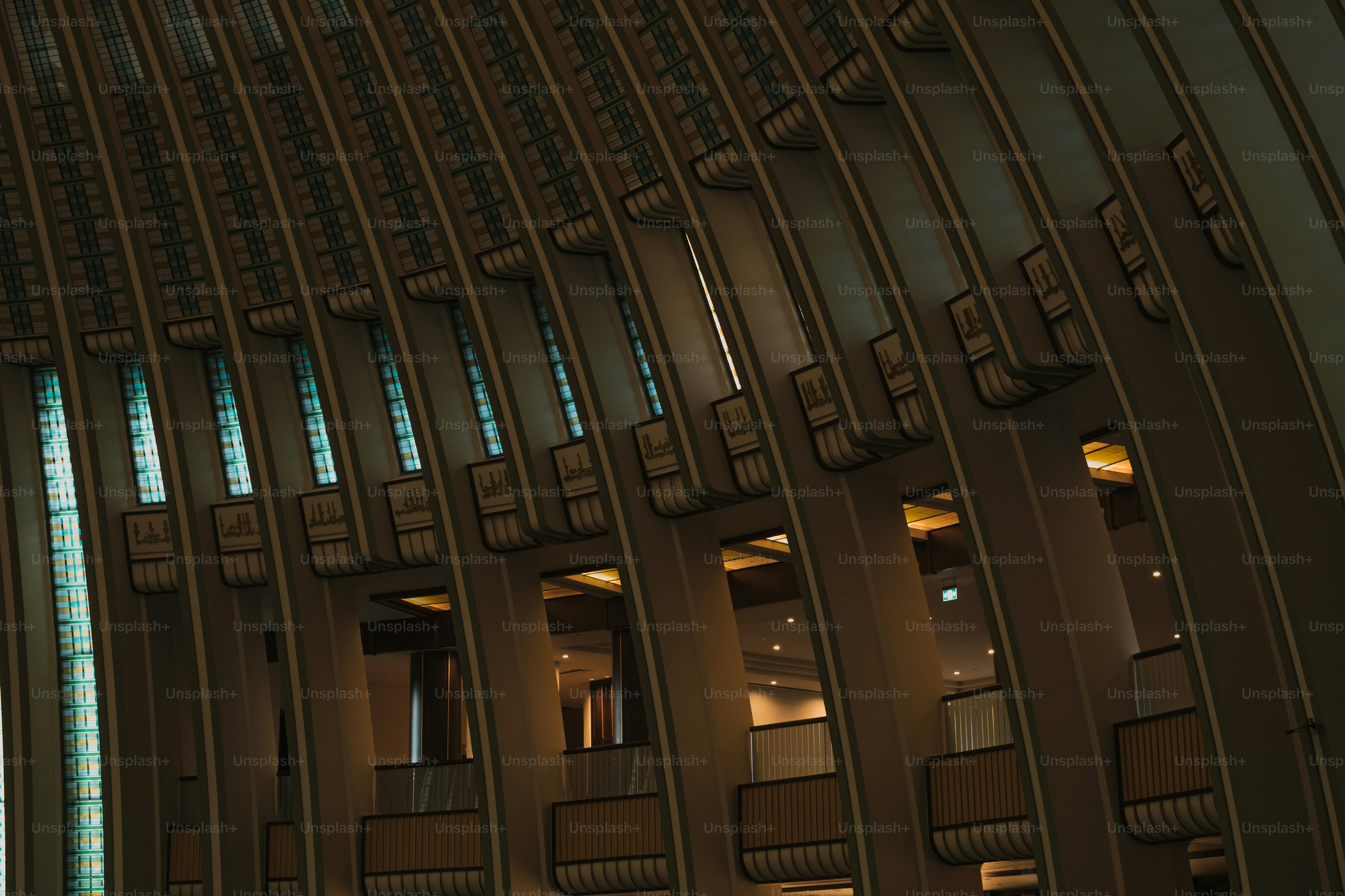 Un très grand bâtiment avec beaucoup de fenêtres
