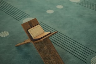 Un libro aperto seduto in cima a un supporto di legno