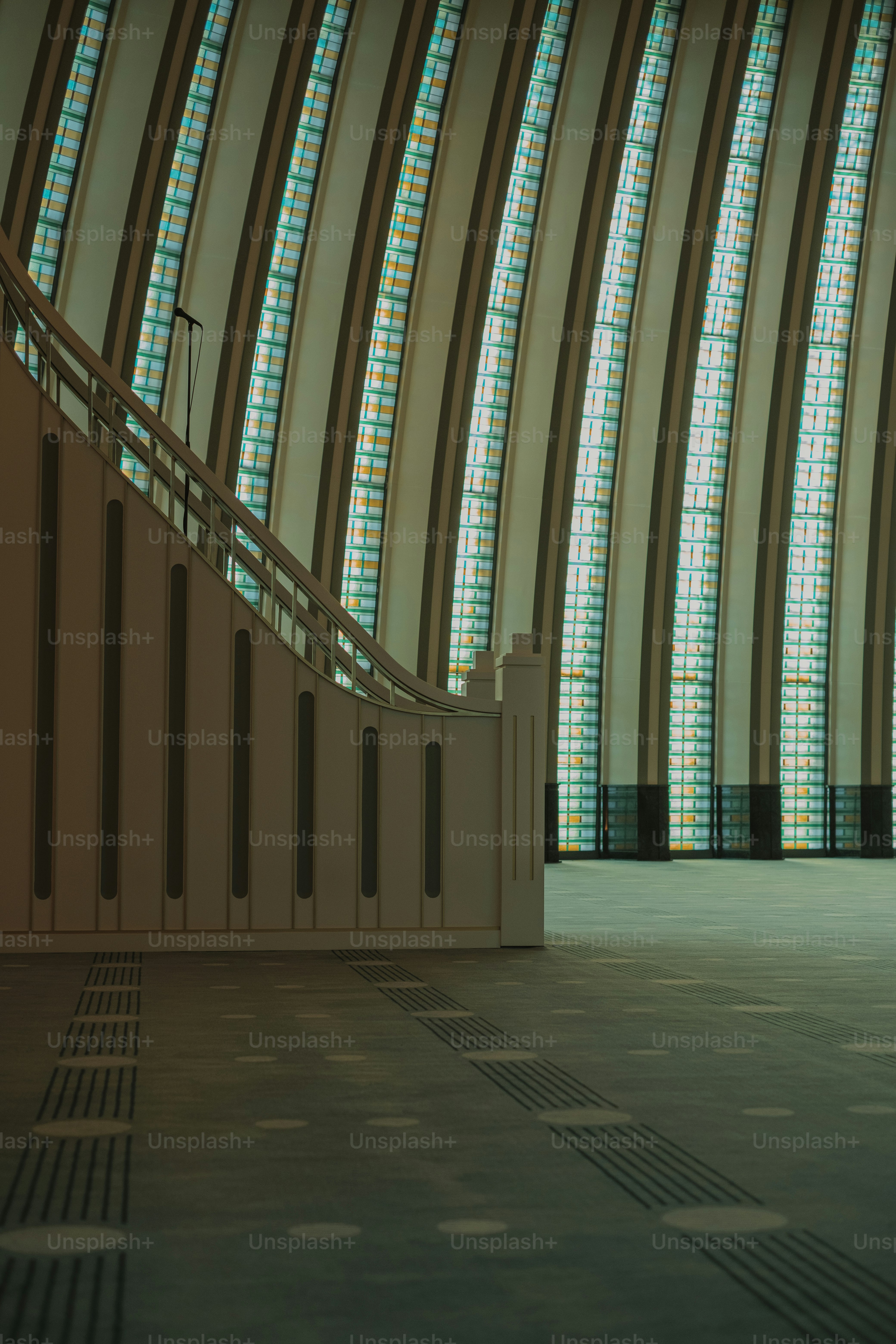 un grand bâtiment avec un très long escalier