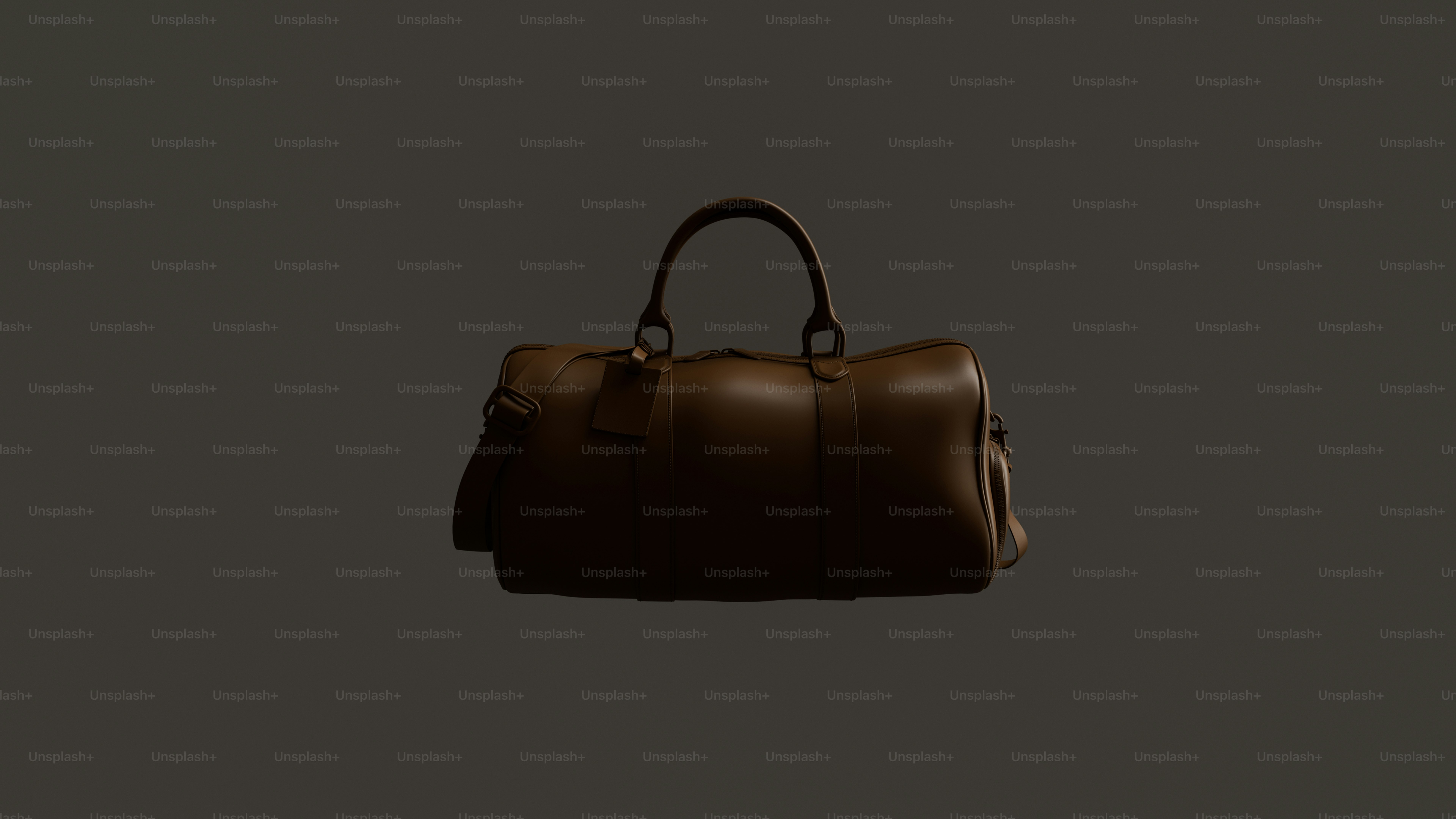 Un bolso de cuero marrón que cuelga del techo