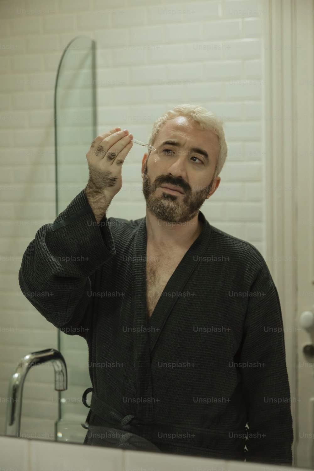 Un uomo si lava i denti davanti a uno specchio