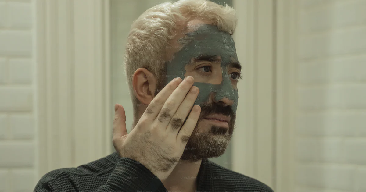 A man with a facial mask covering his face photo – Beauty Image on Unsplash