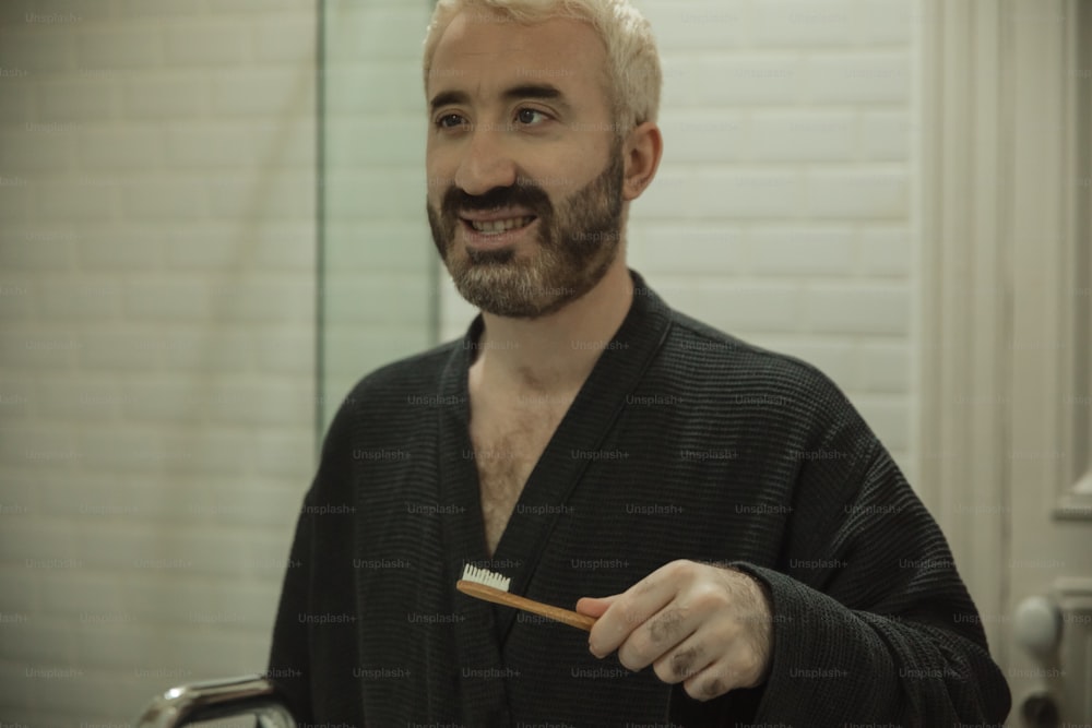 男がトイレで歯を磨いている