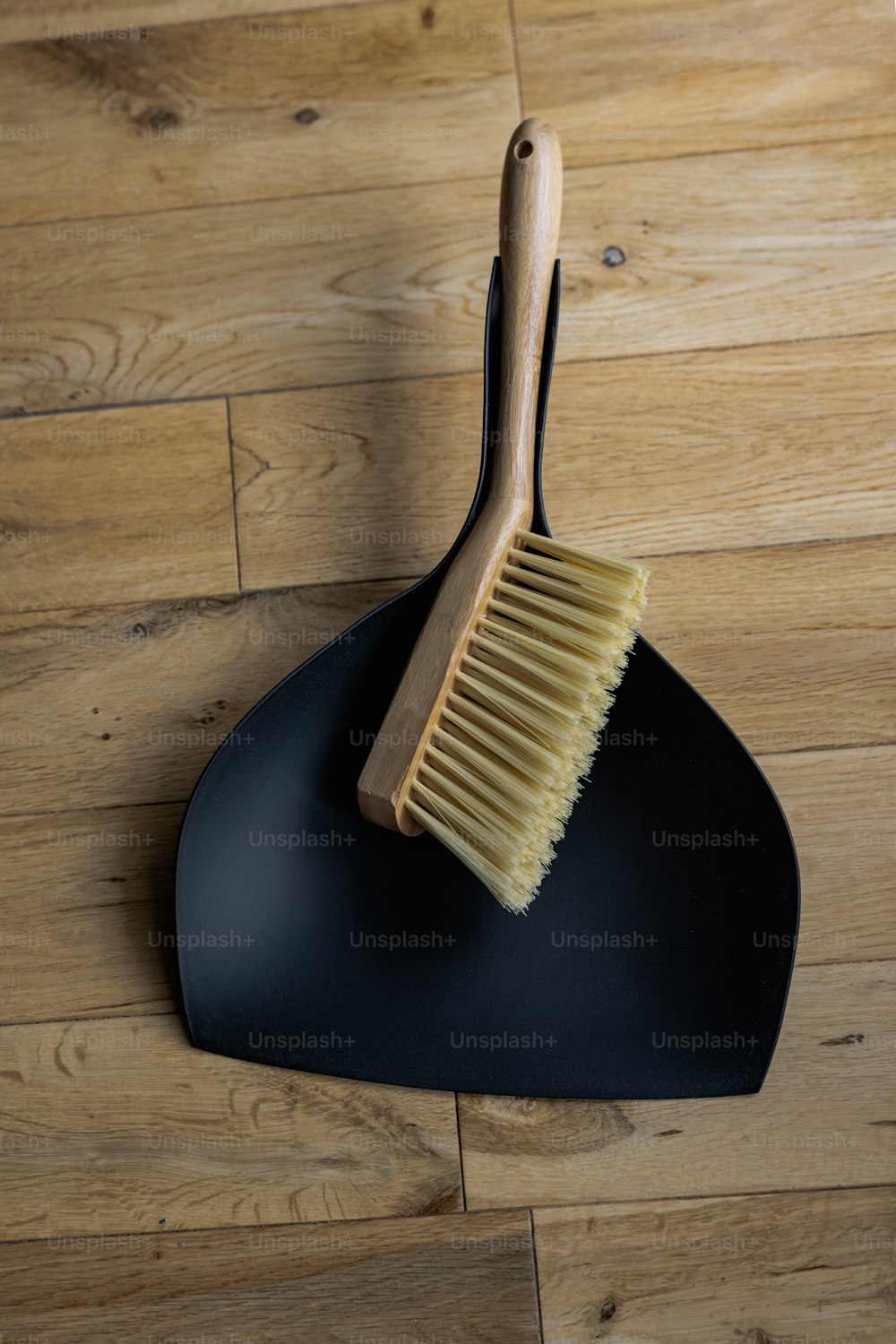 una spazzola di legno seduta sopra un supporto nero