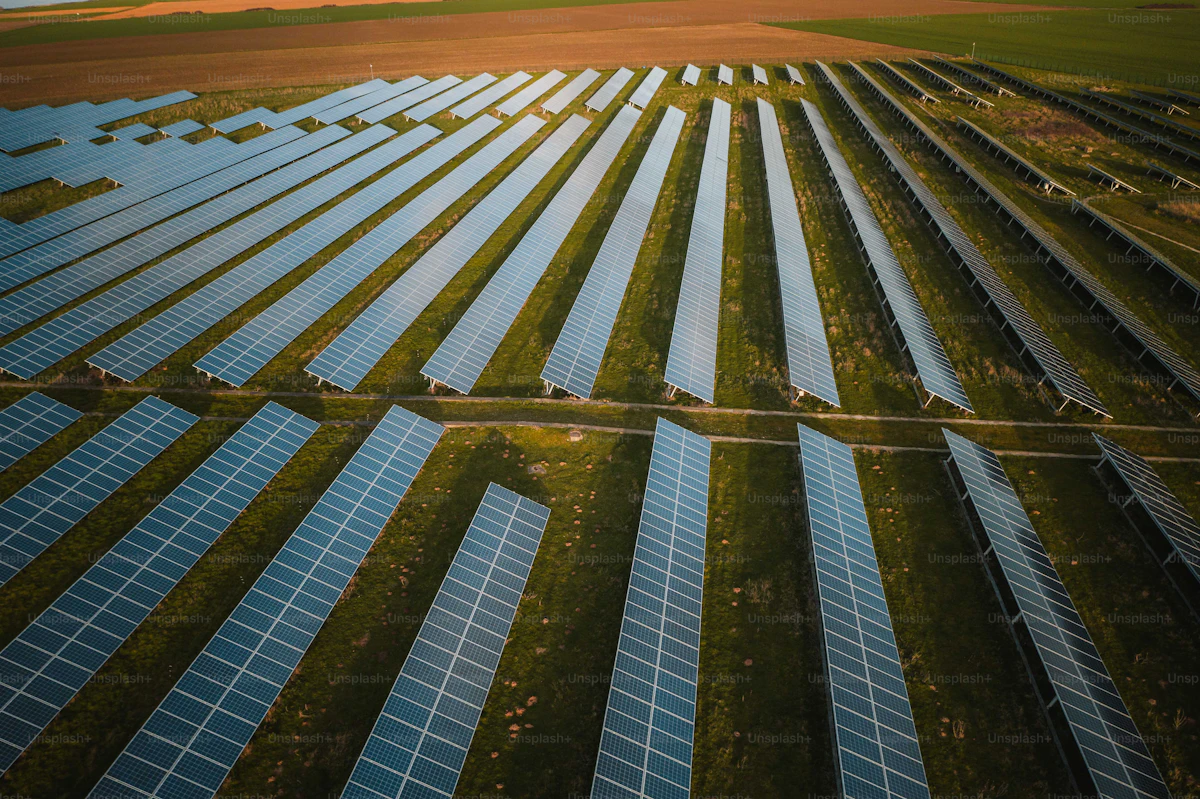 Planta solar fotovoltaica en operación al atardecer