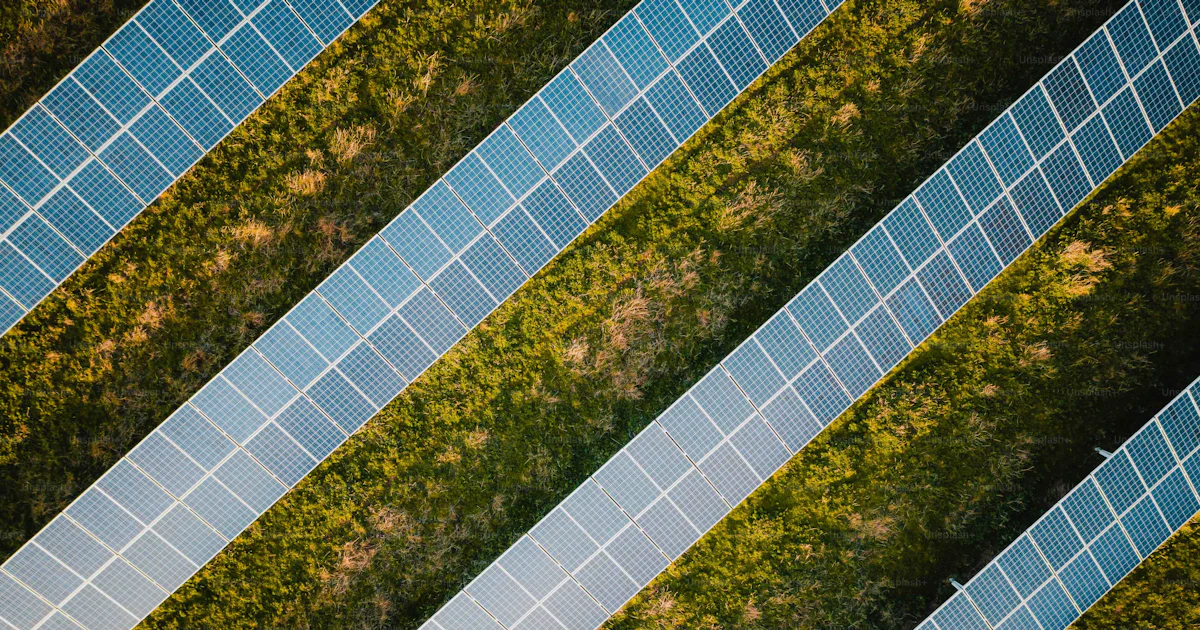 Aerial view of solar panels in a field photo – Energy saving Image on ...