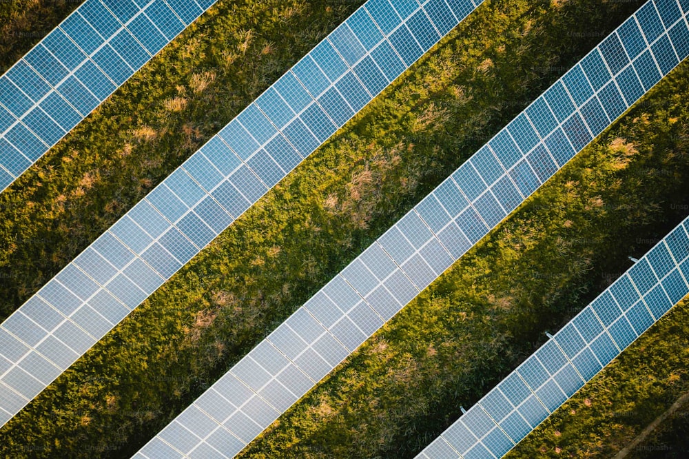 Vista aérea de paneles solares en un campo