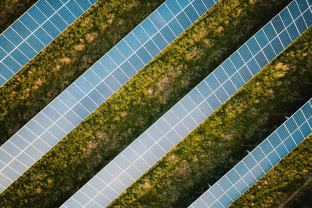 Vista aerea dei pannelli solari in un campo