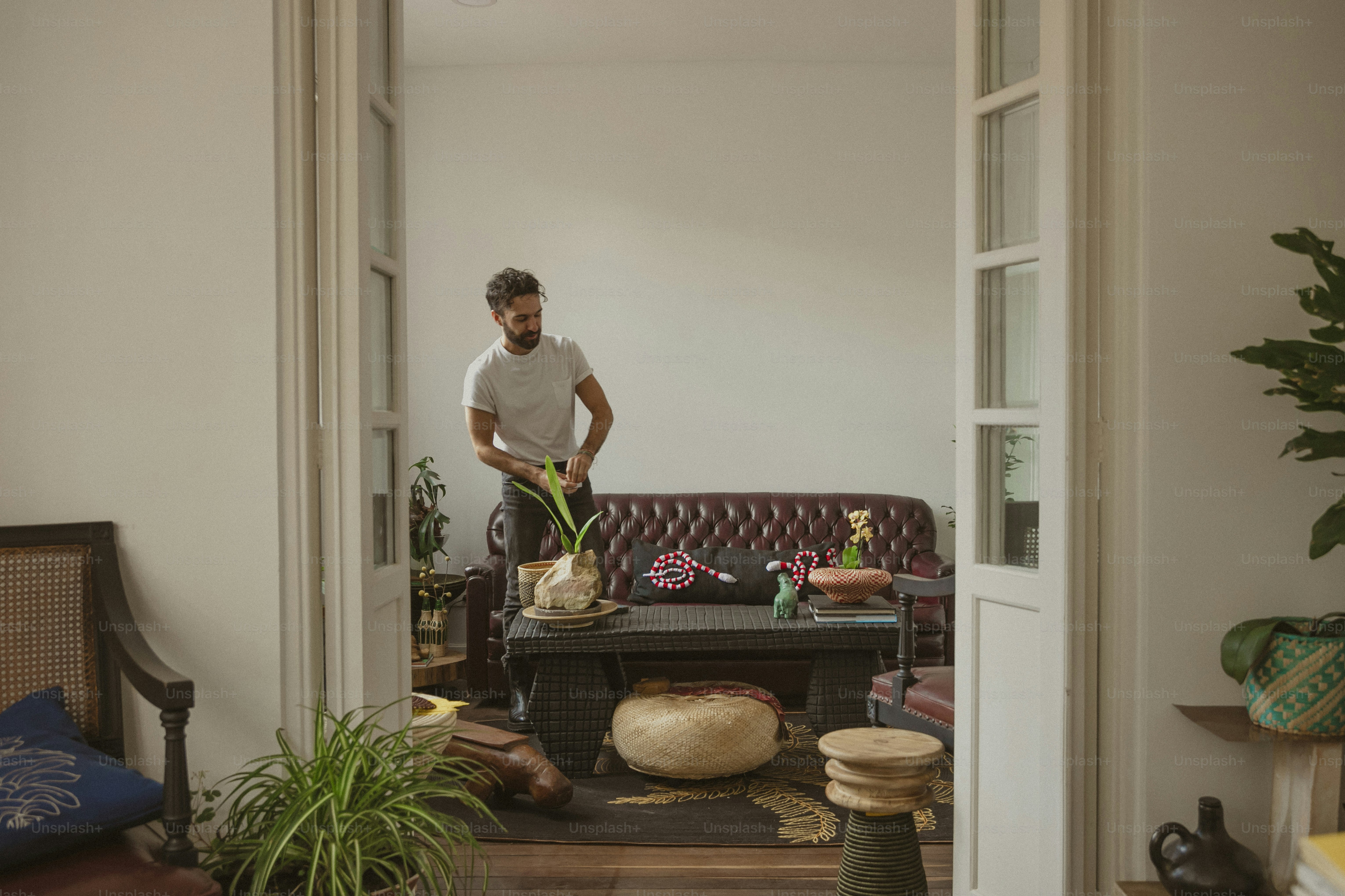 Ein Mann, der in einem Wohnzimmer neben einer Couch steht