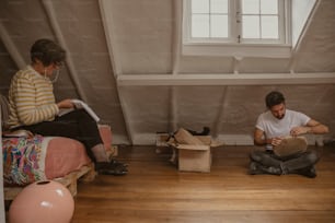 um homem e uma mulher sentados no chão