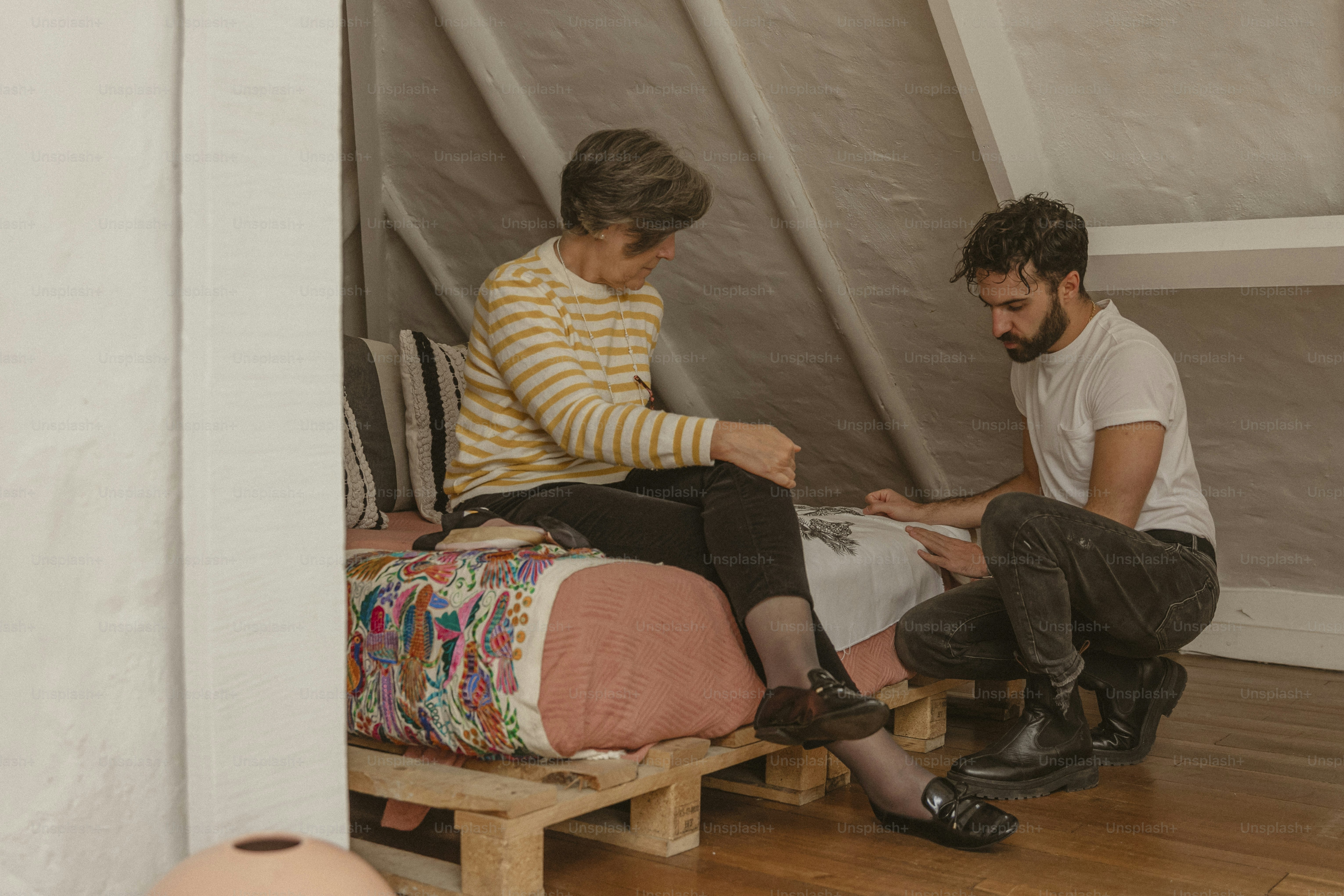 um homem e uma mulher sentados em uma cama