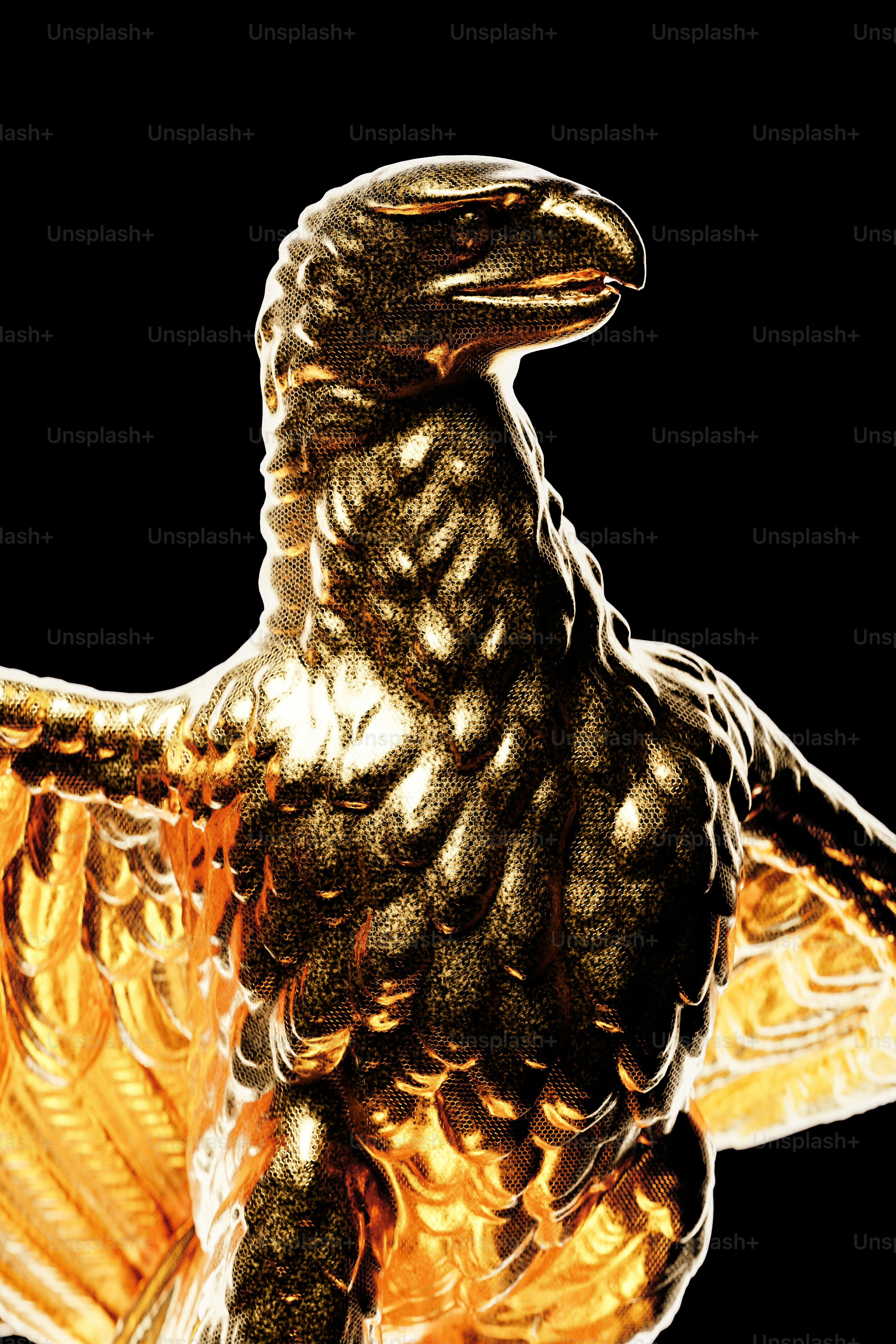 Eine goldene Vogelstatue sitzt auf einem Tisch