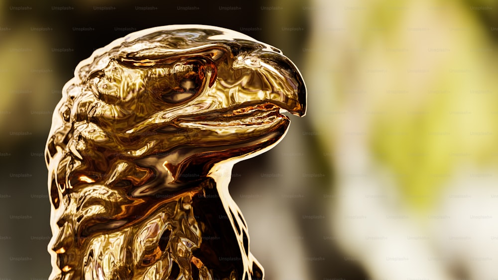 um close up de uma estátua de ouro de um pássaro