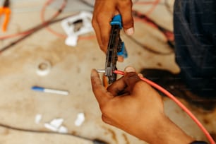 Un uomo sta lavorando su un pezzo di equipaggiamento elettrico