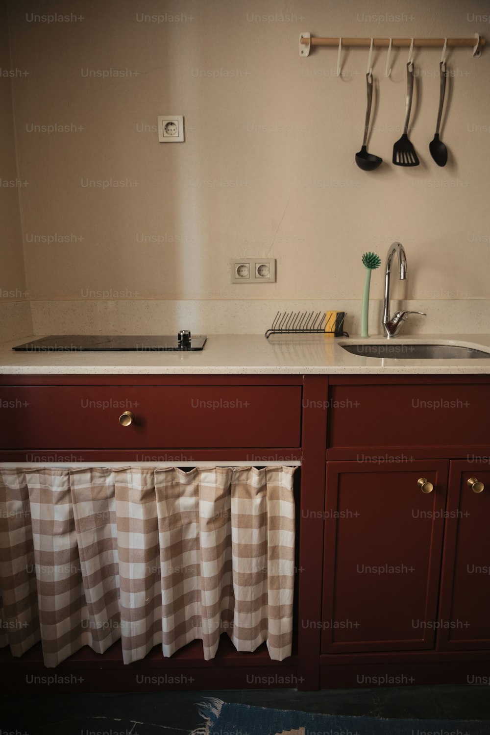 Una cucina con lavello e finestra foto – Armadio della cucina Immagine su  Unsplash