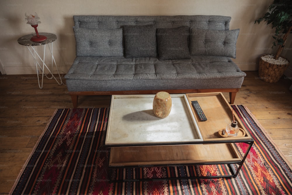 uma sala de estar com um sofá e uma mesa de centro