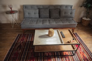 ein Wohnzimmer mit einer Couch und einem Couchtisch