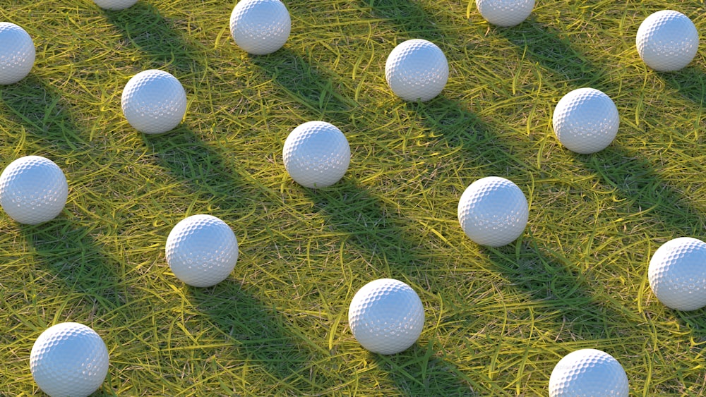 Un grupo de bolas blancas sentadas en la parte superior de un exuberante campo verde