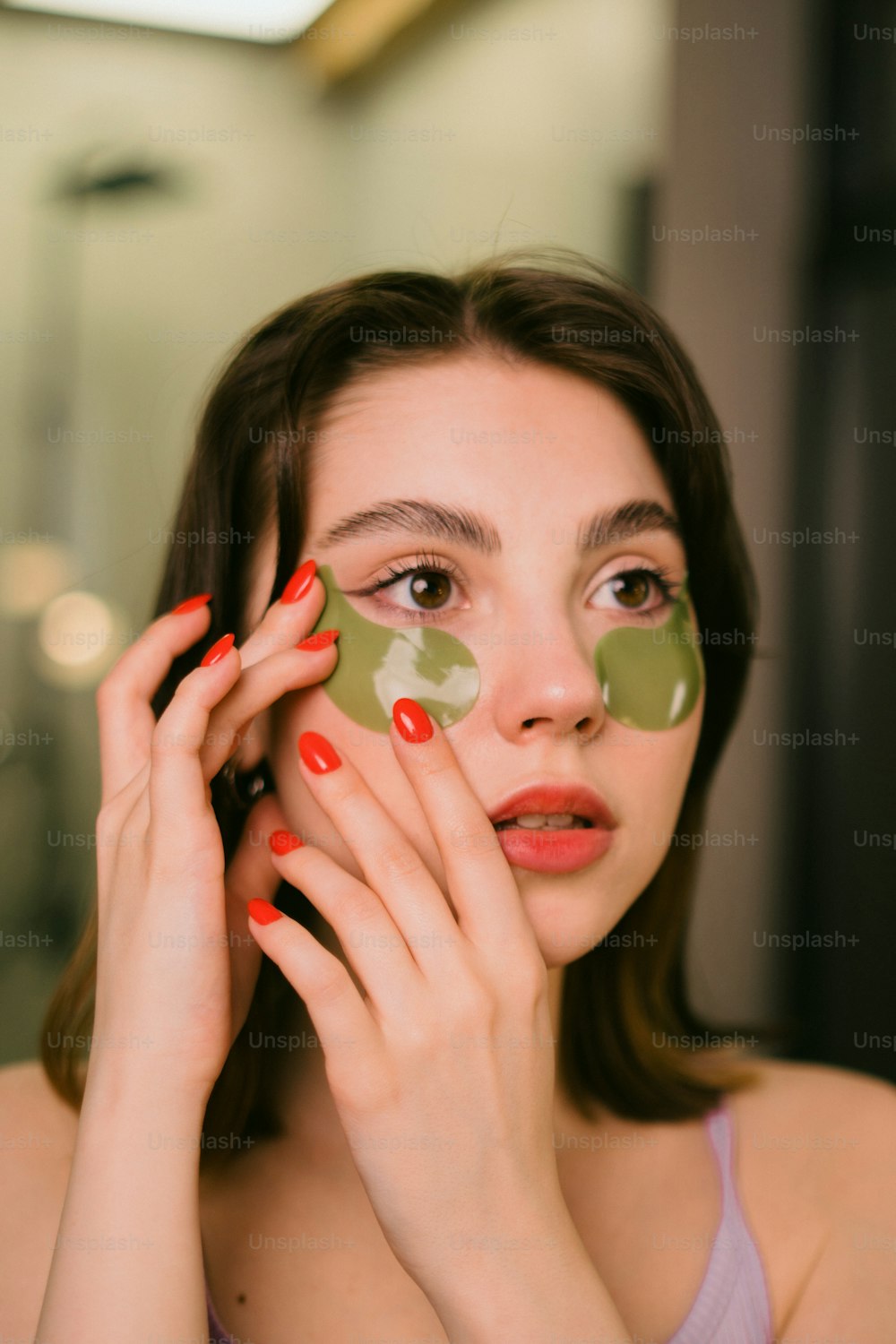 Une femme avec un masque vert sur le visage