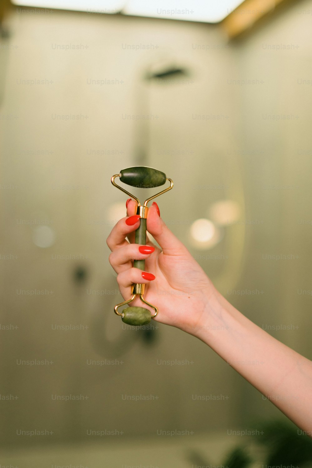 Une femme tenant un verre de vin à la main