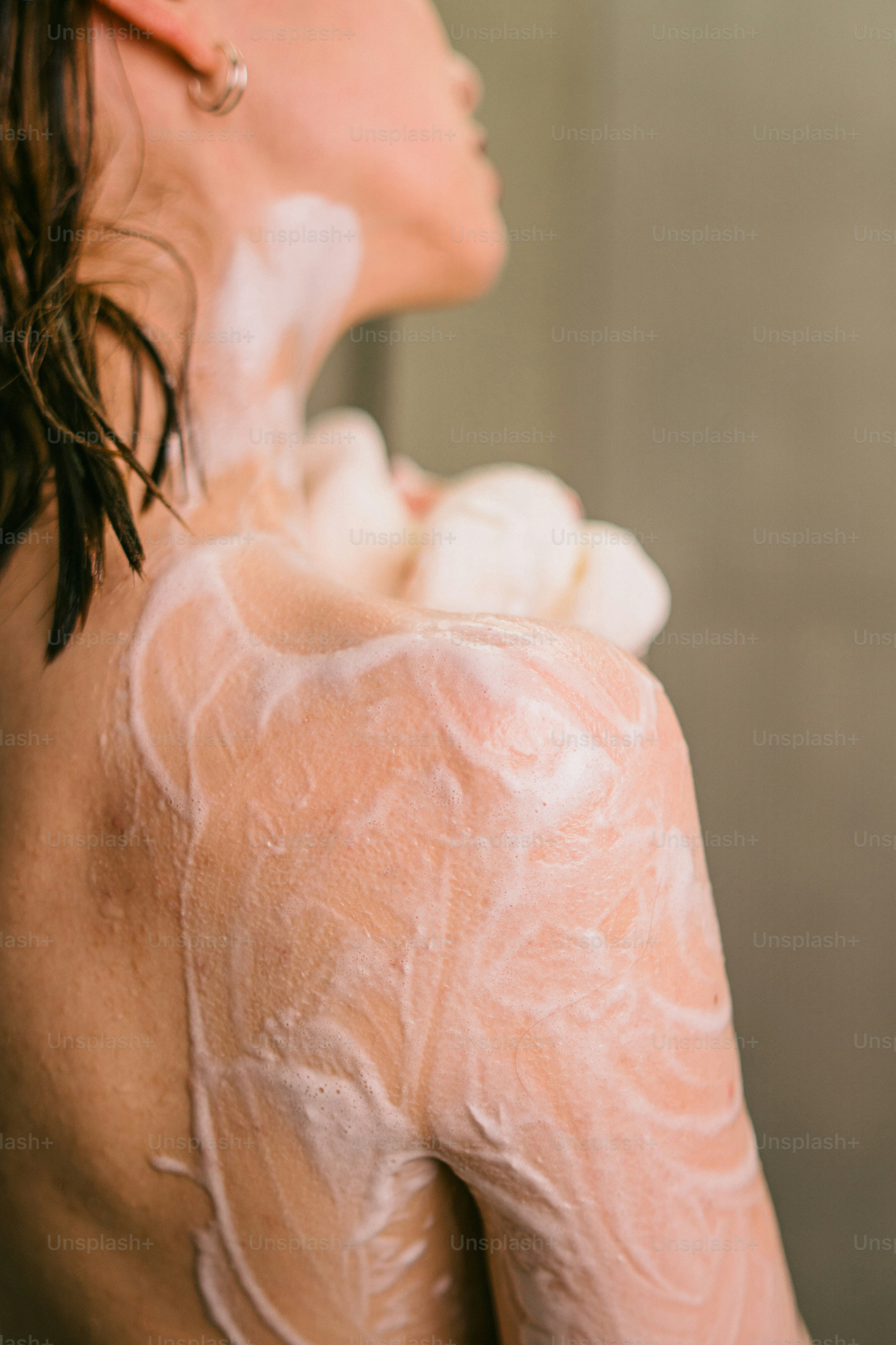 uma mulher está coberta de um monte de coisas brancas