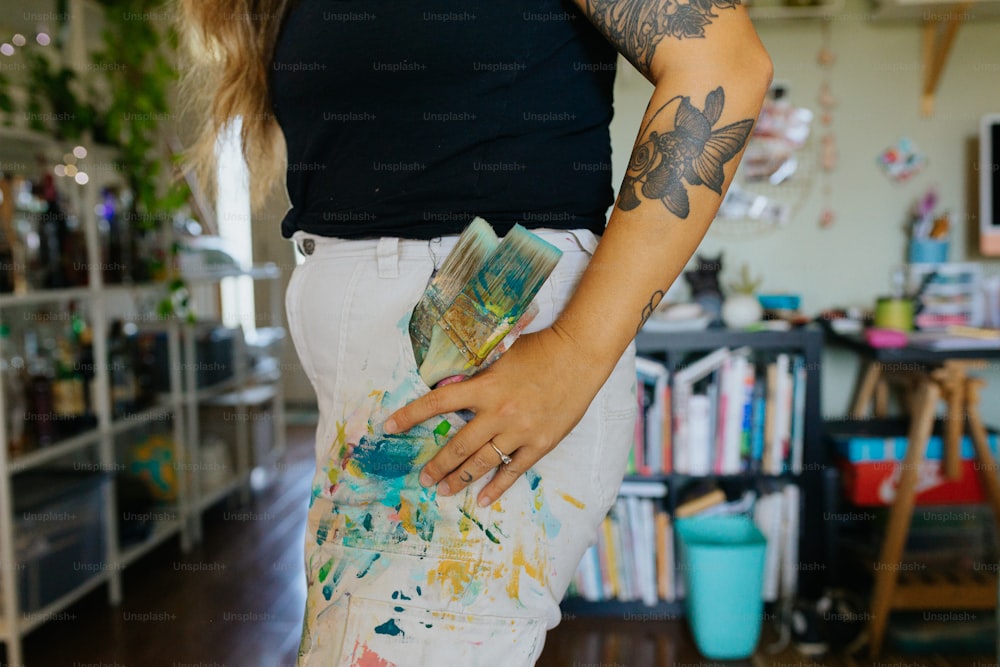 uma mulher com uma tatuagem em seu braço