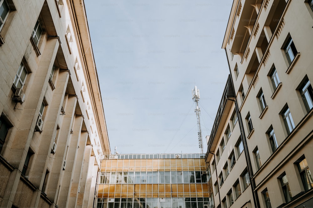 Ein hohes Gebäude neben einem anderen hohen Gebäude