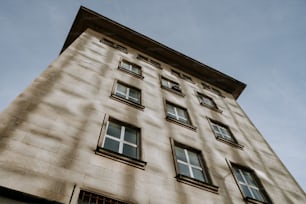 Un edificio alto con ventanas y un fondo de cielo