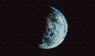 Un primer plano de una luna azul en el cielo oscuro