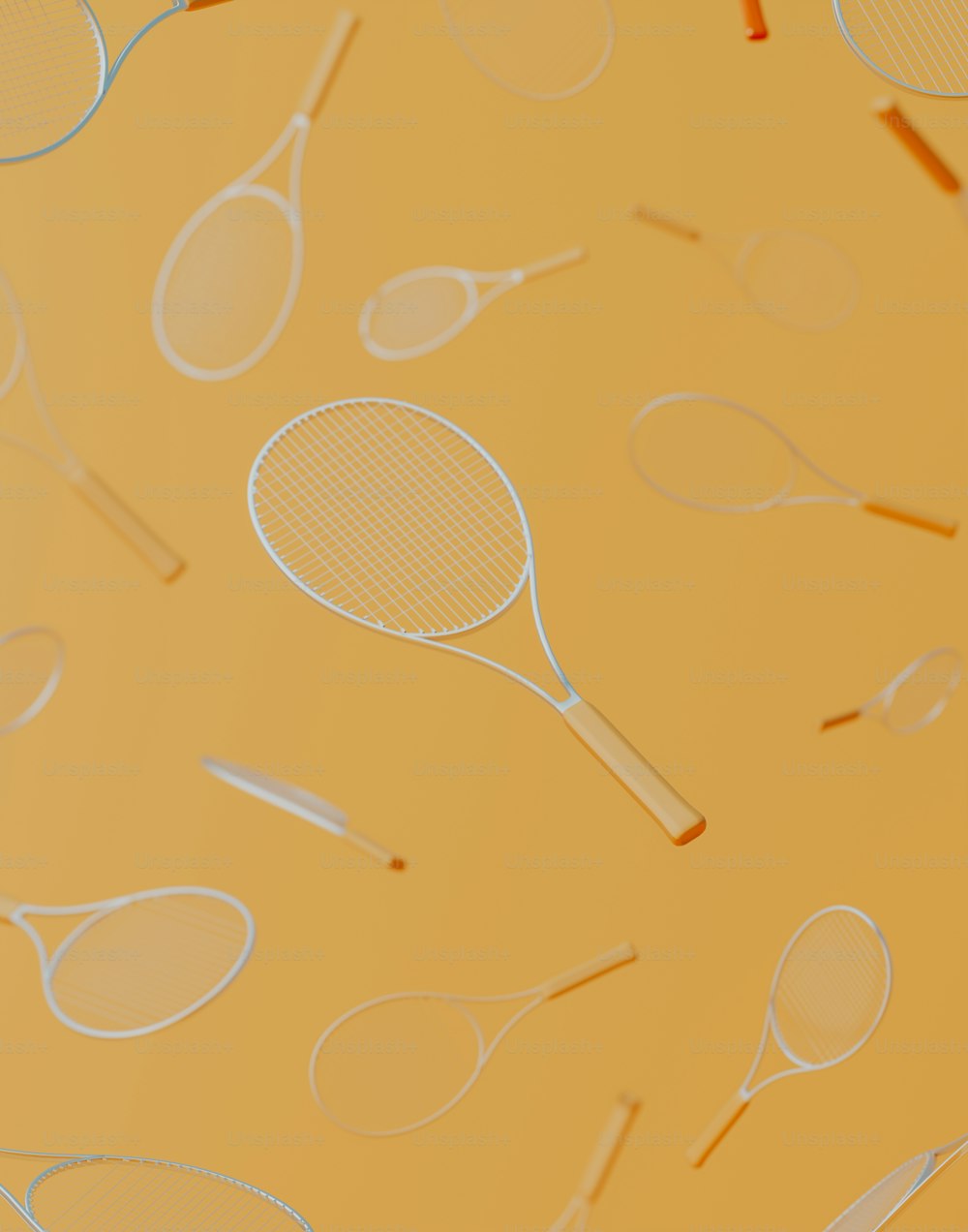 un groupe de raquettes de tennis superposées les unes sur les autres