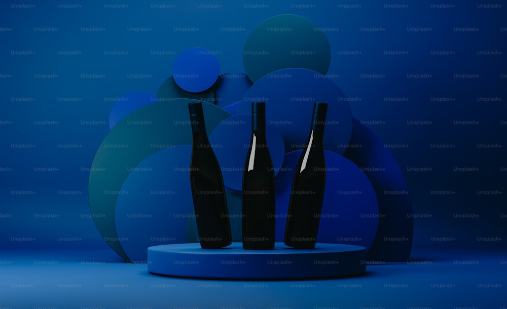 Trois vases noirs assis sur un piédestal bleu