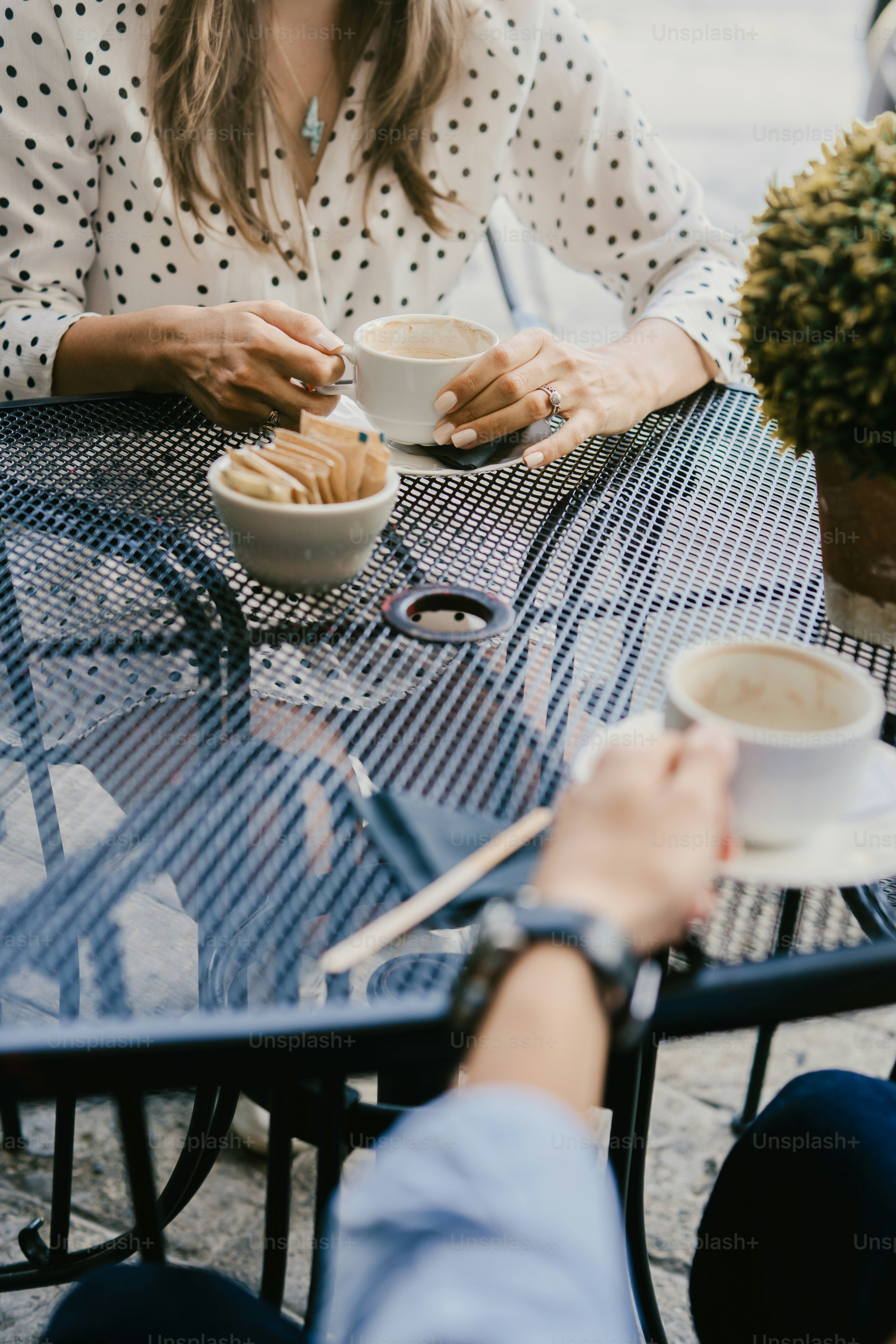 uma mulher sentada em uma mesa com uma tigela de comida