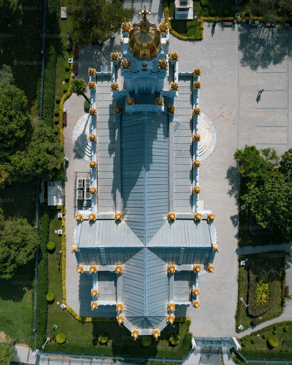 uma vista aérea de um edifício com uma torre do relógio