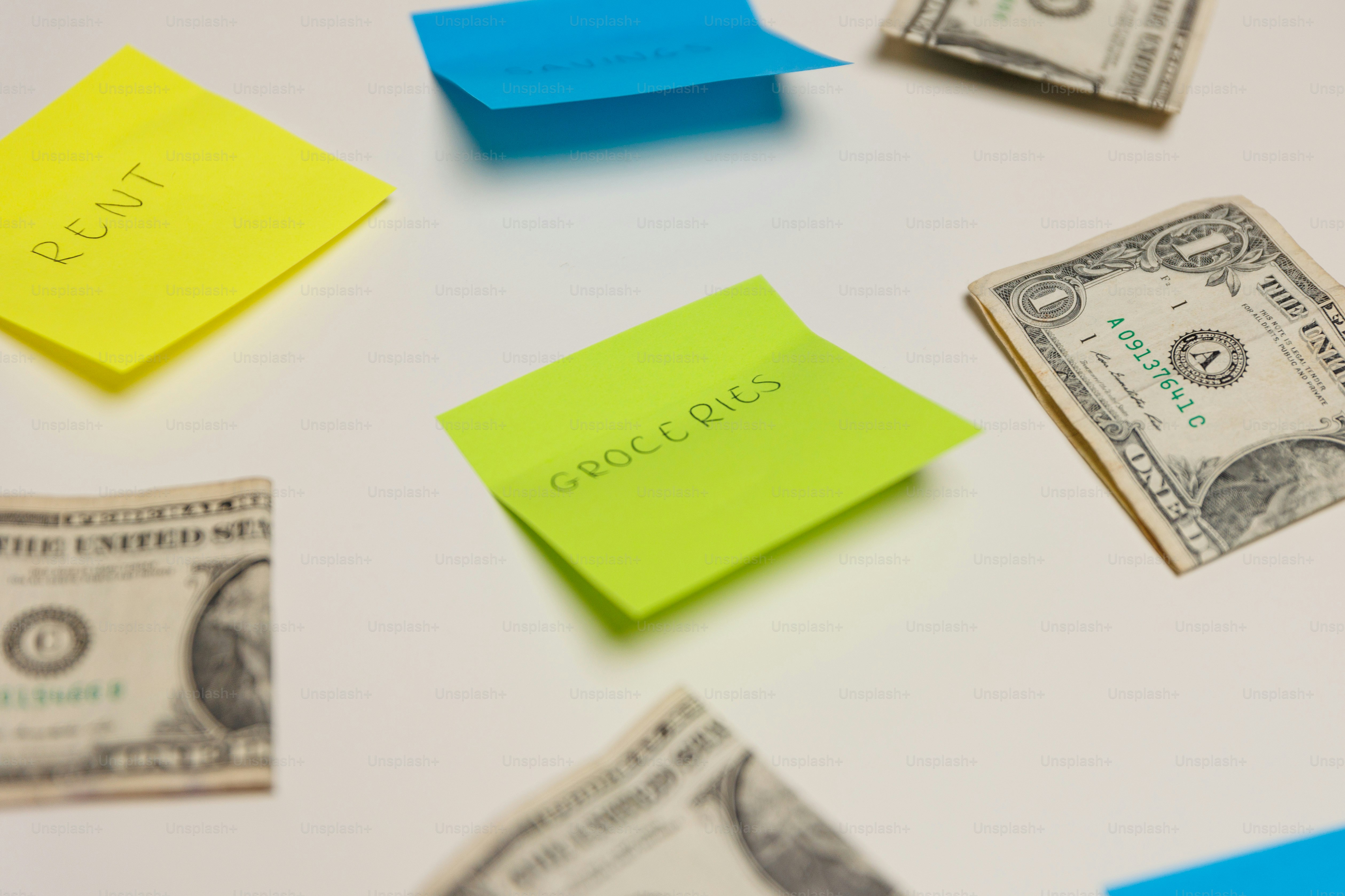 Ein Bündel Haftnotizen, die auf einem Tisch sitzen