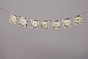 eine Reihe von Dollarscheinen, die an einer Wäscheleine hängen
