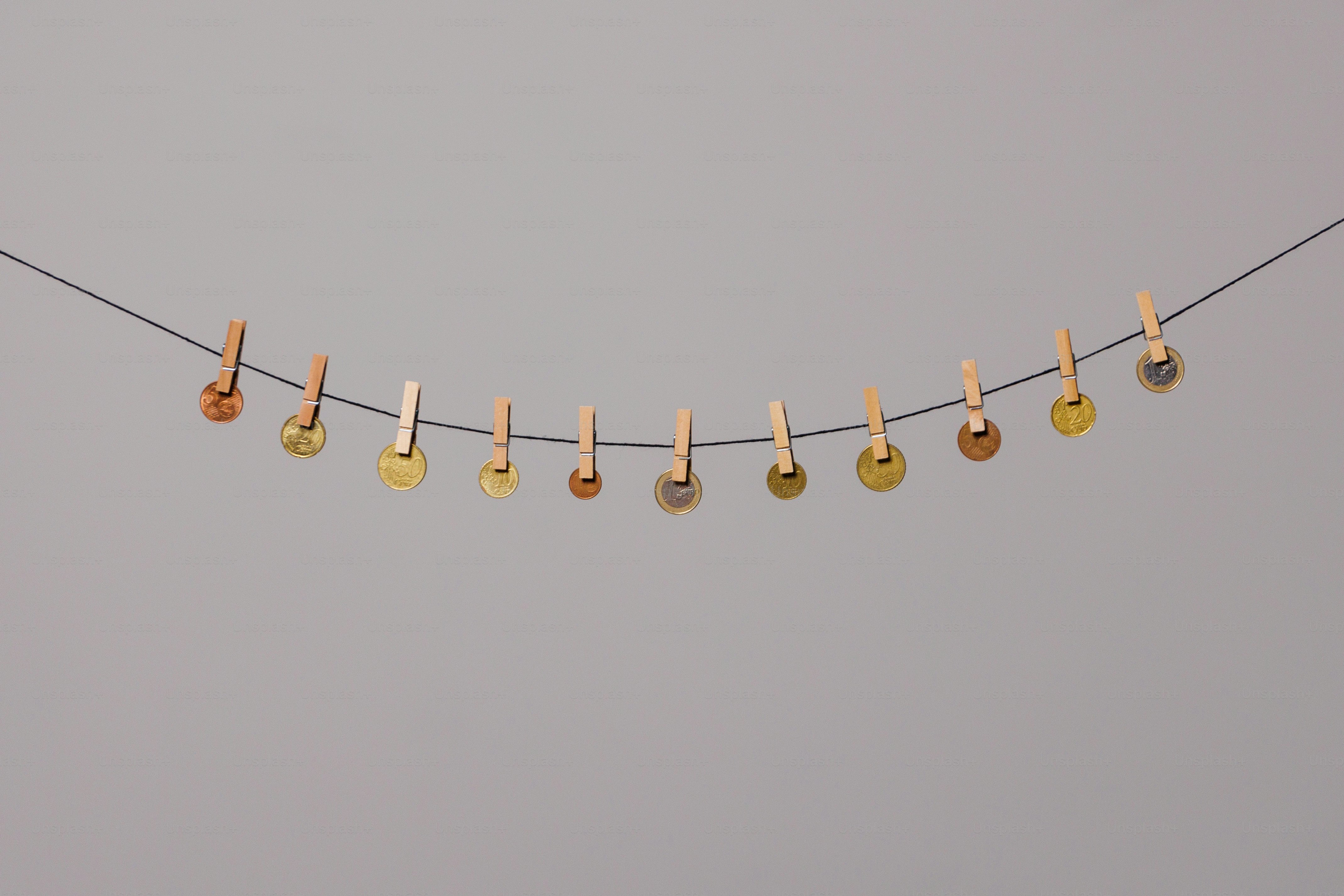 une rangée d’épingles à linge suspendues à une corde à linge