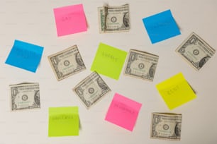 Publicar notas y dinero en una superficie blanca