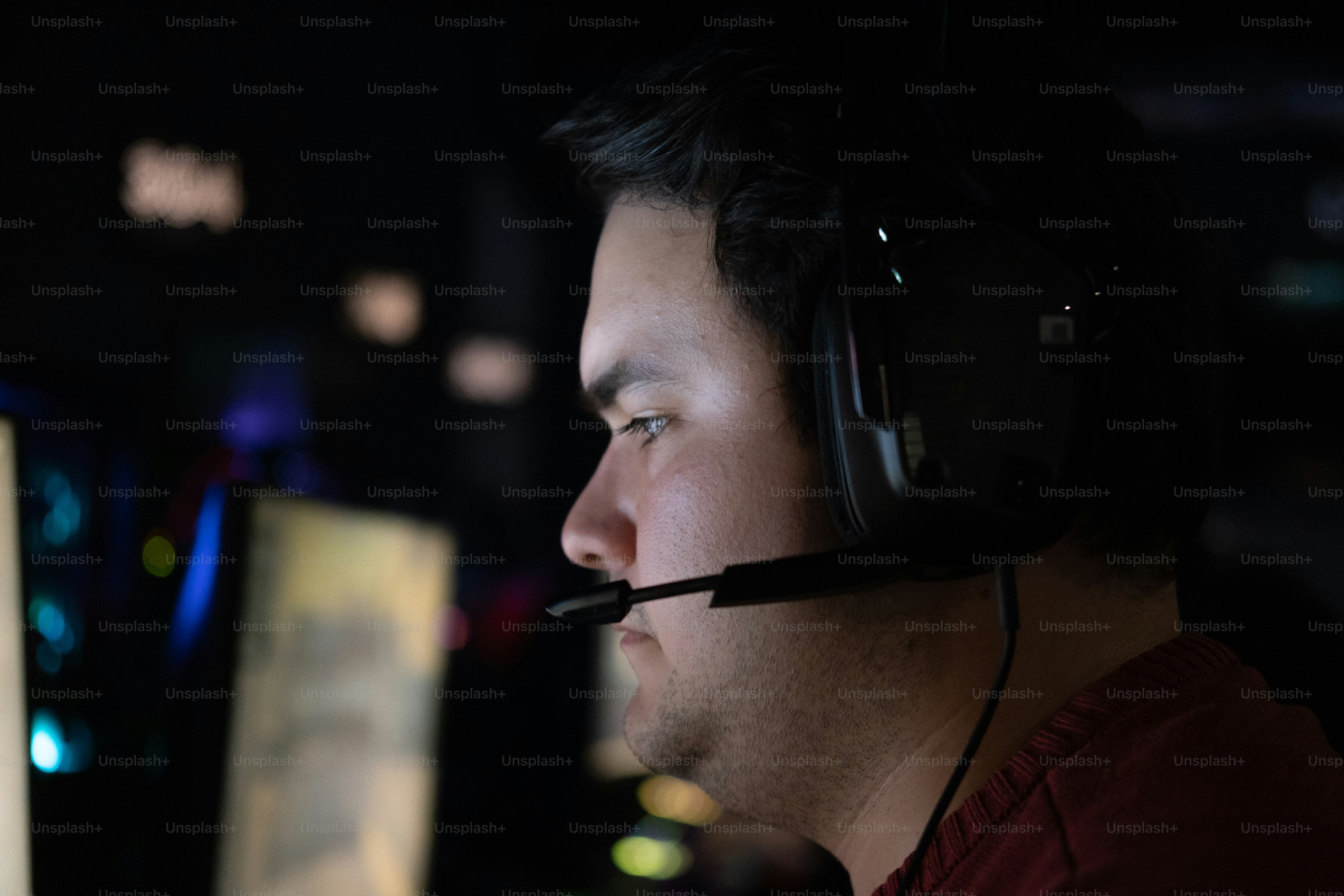 A man wearing a headset and using a computer photo – Male Image on Unsplash