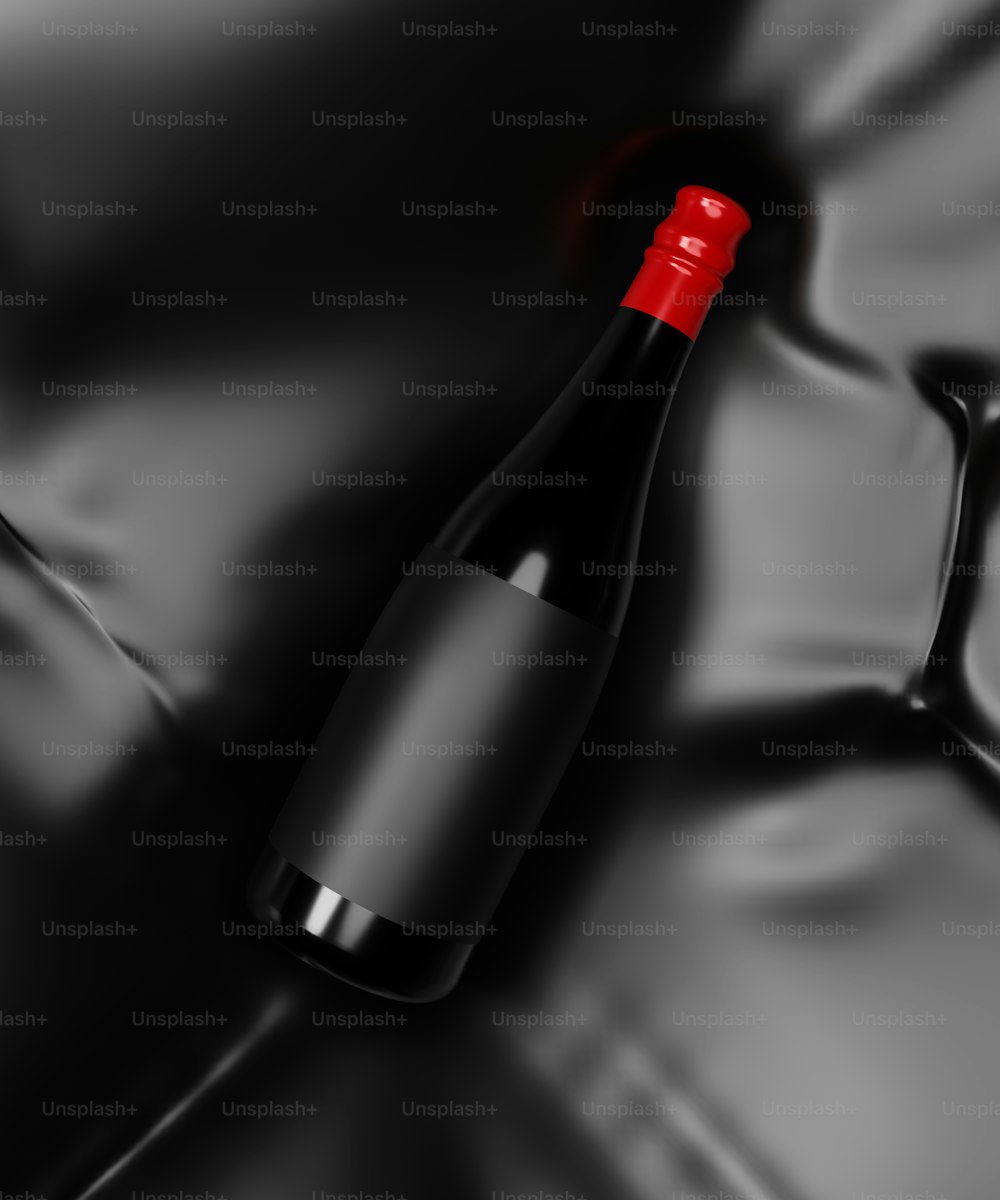 반짝이는 표면에 앉아있는 와인 한 병