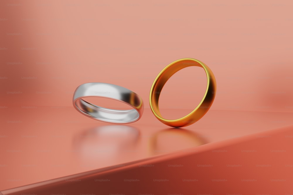 Un par de anillos sentados encima de una mesa