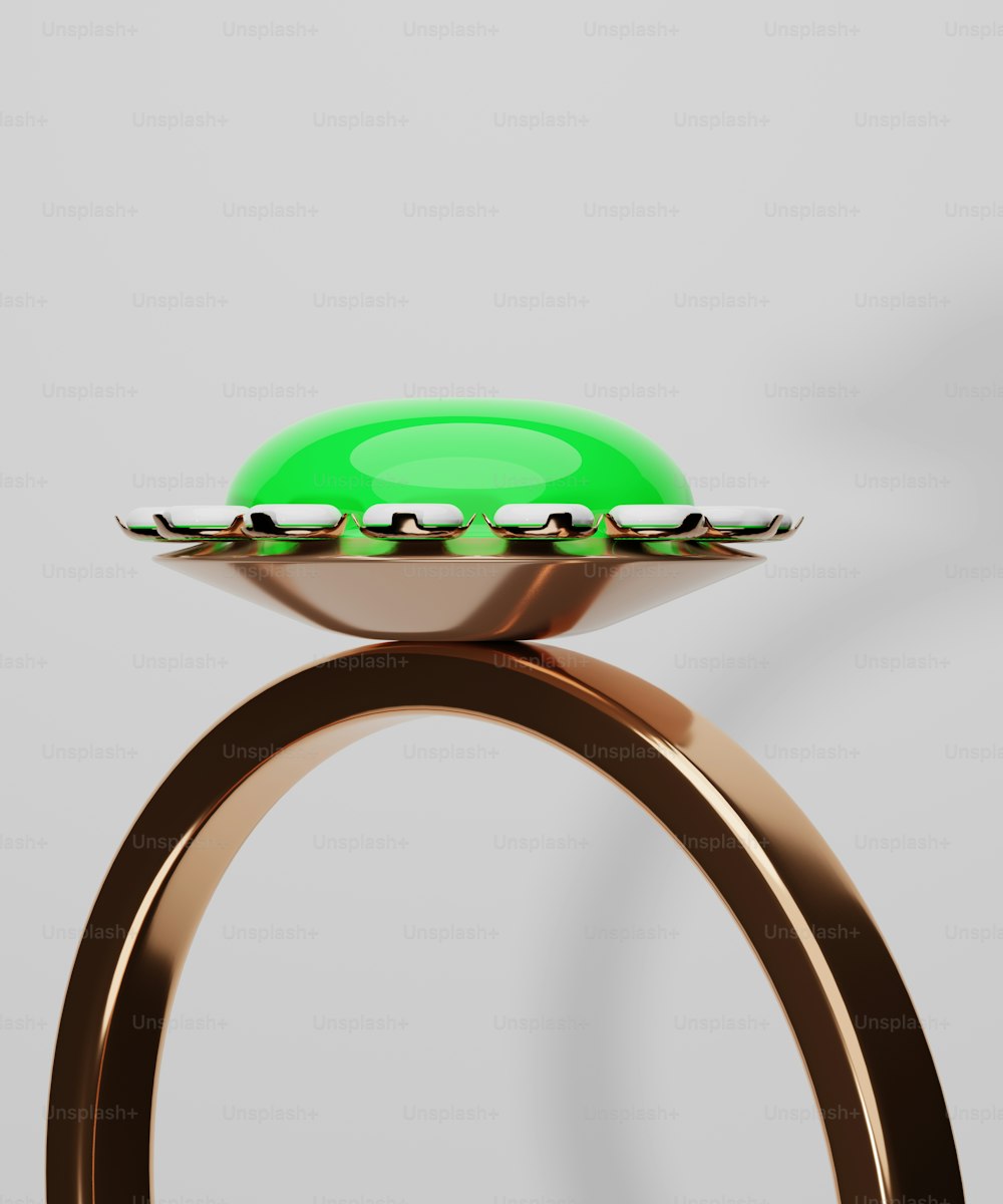 um anel com um objeto verde em cima dele