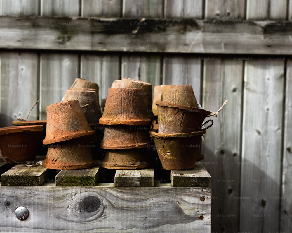 un gruppo di vasi seduti sopra una cassa di legno