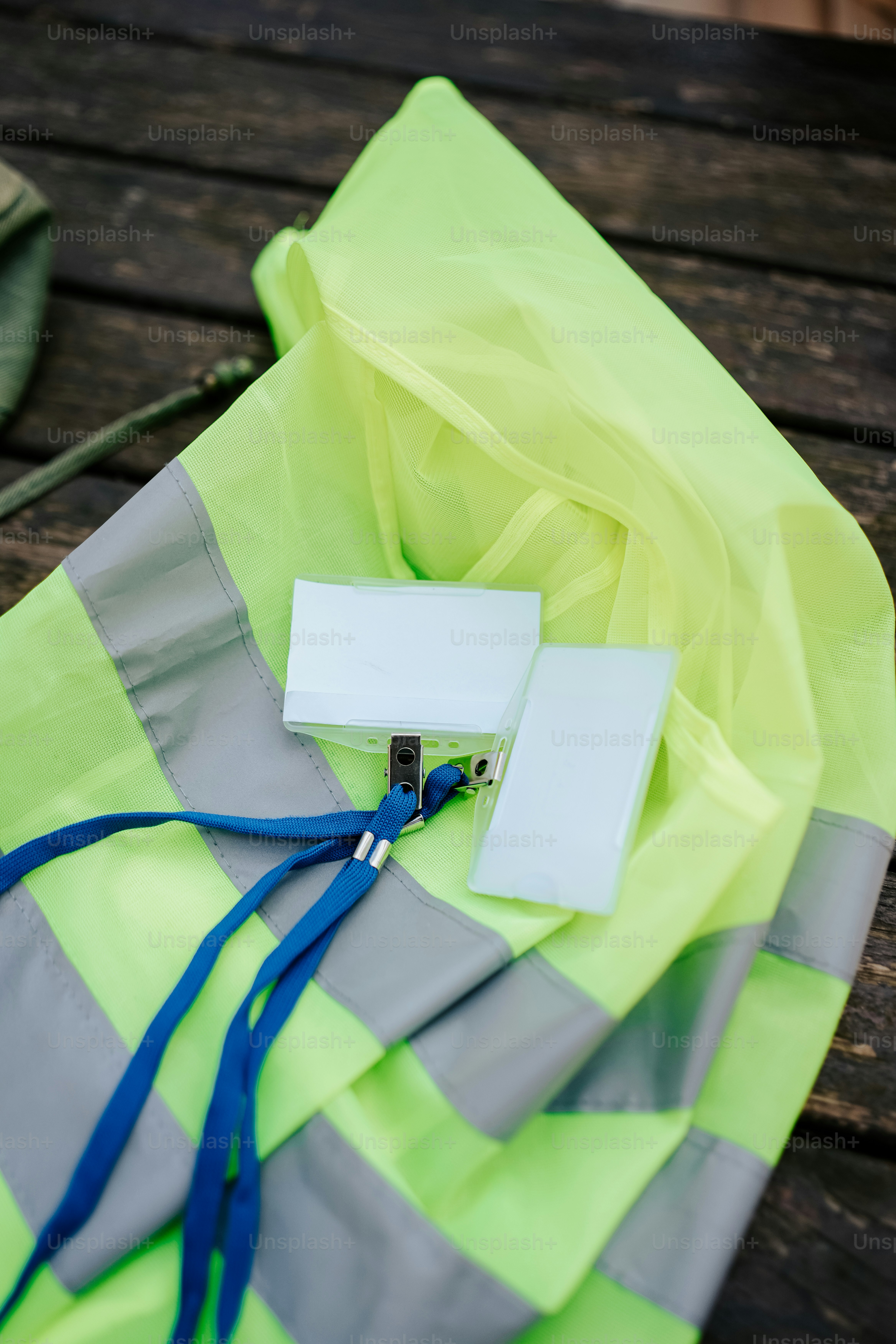 Eine Schere sitzt auf einer gelb-grauen Tasche