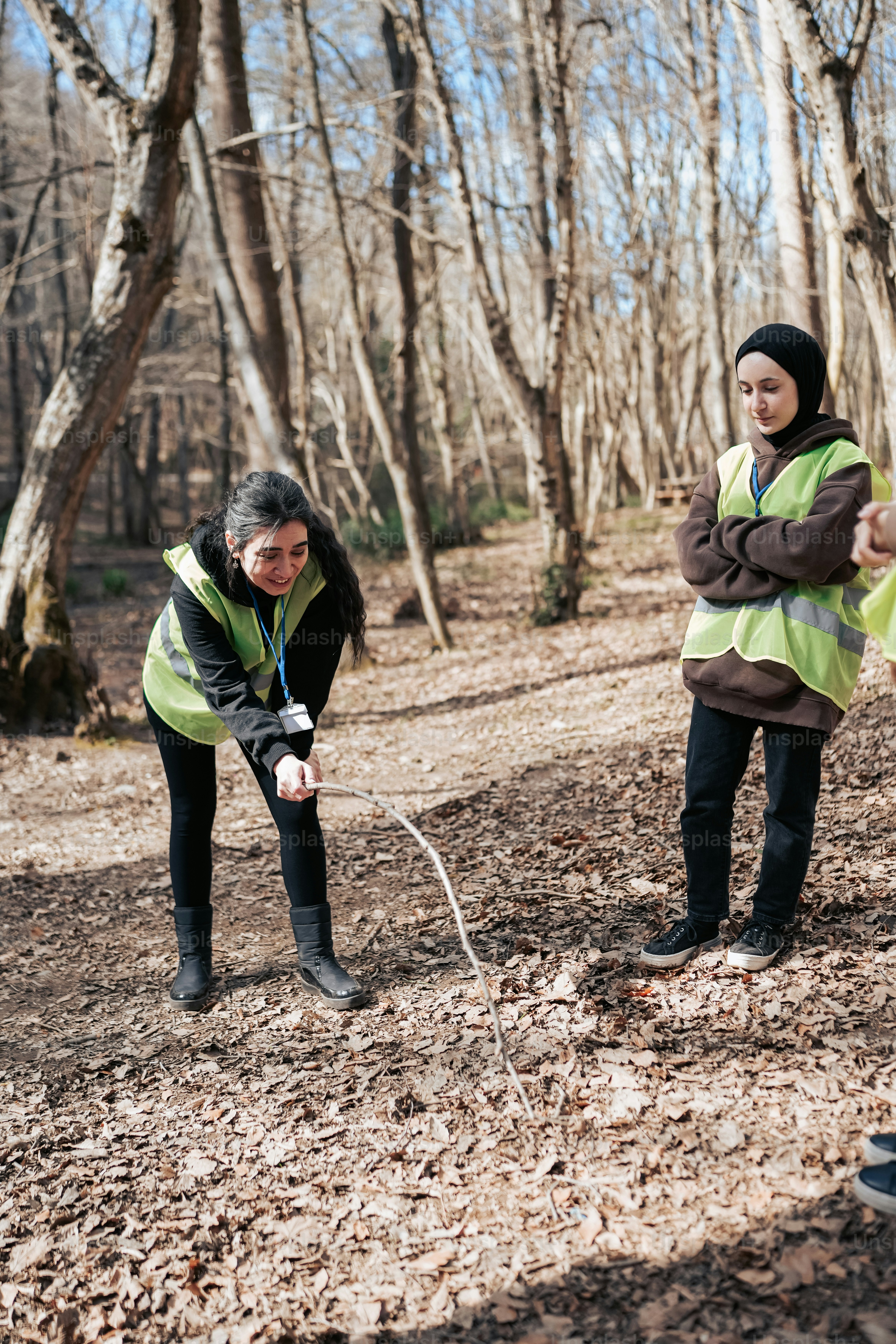 Ein Mann und eine Frau im Wald mit Frisbee