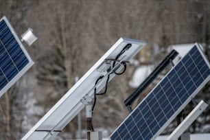 un paio di pannelli solari seduti in cima a un tetto